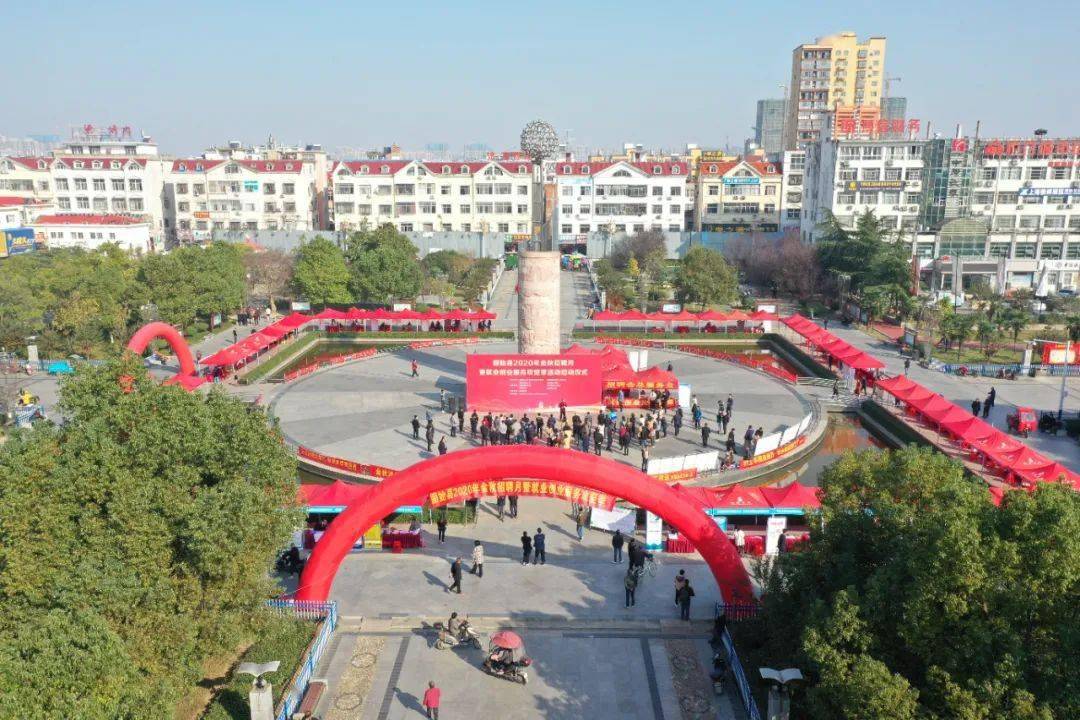 今天,秋日的暖阳沁人心脾,蓝天白云下的陈元光广场人流涌动,为期三天