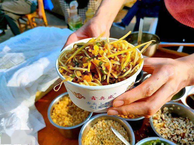 南充秋天网红打卡地的 这家路边凉面 热凉粉,你不吃一碗会后悔一辈子!