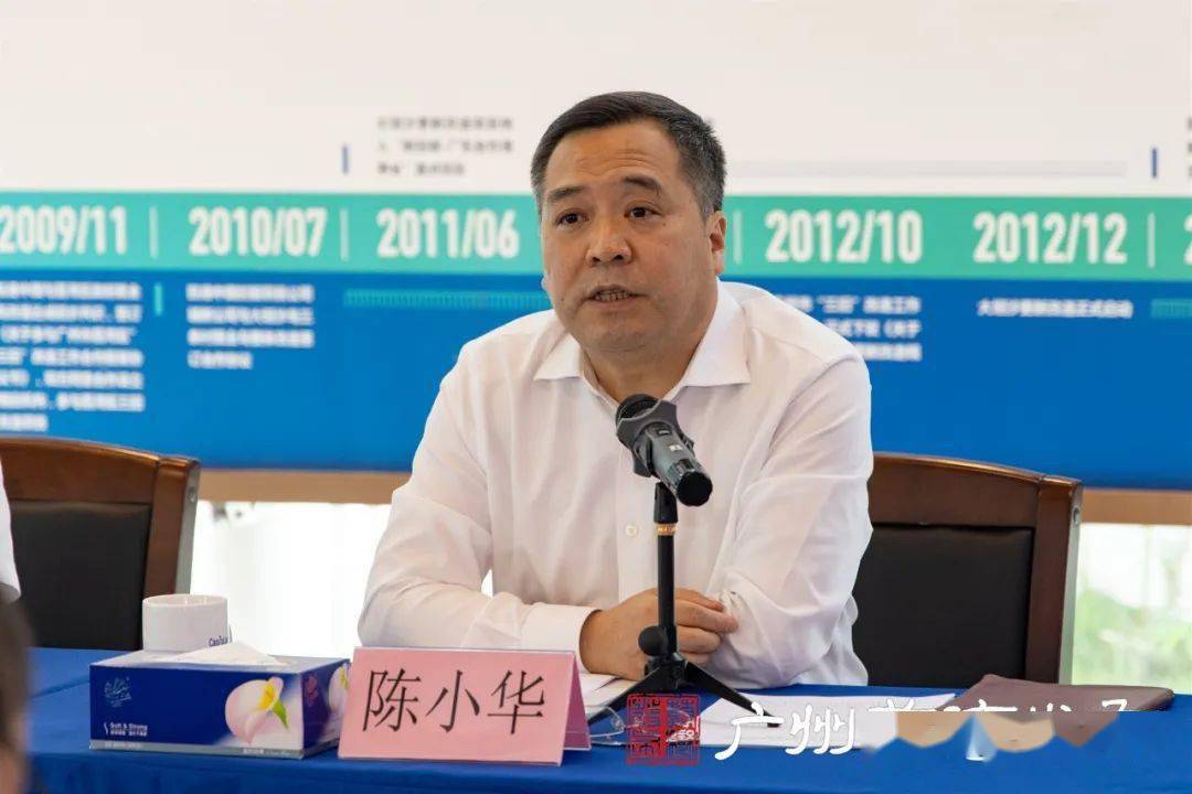 11月5日下午,荔湾区委书记陈小华带队调研了大坦沙岛改造双桥路示范段