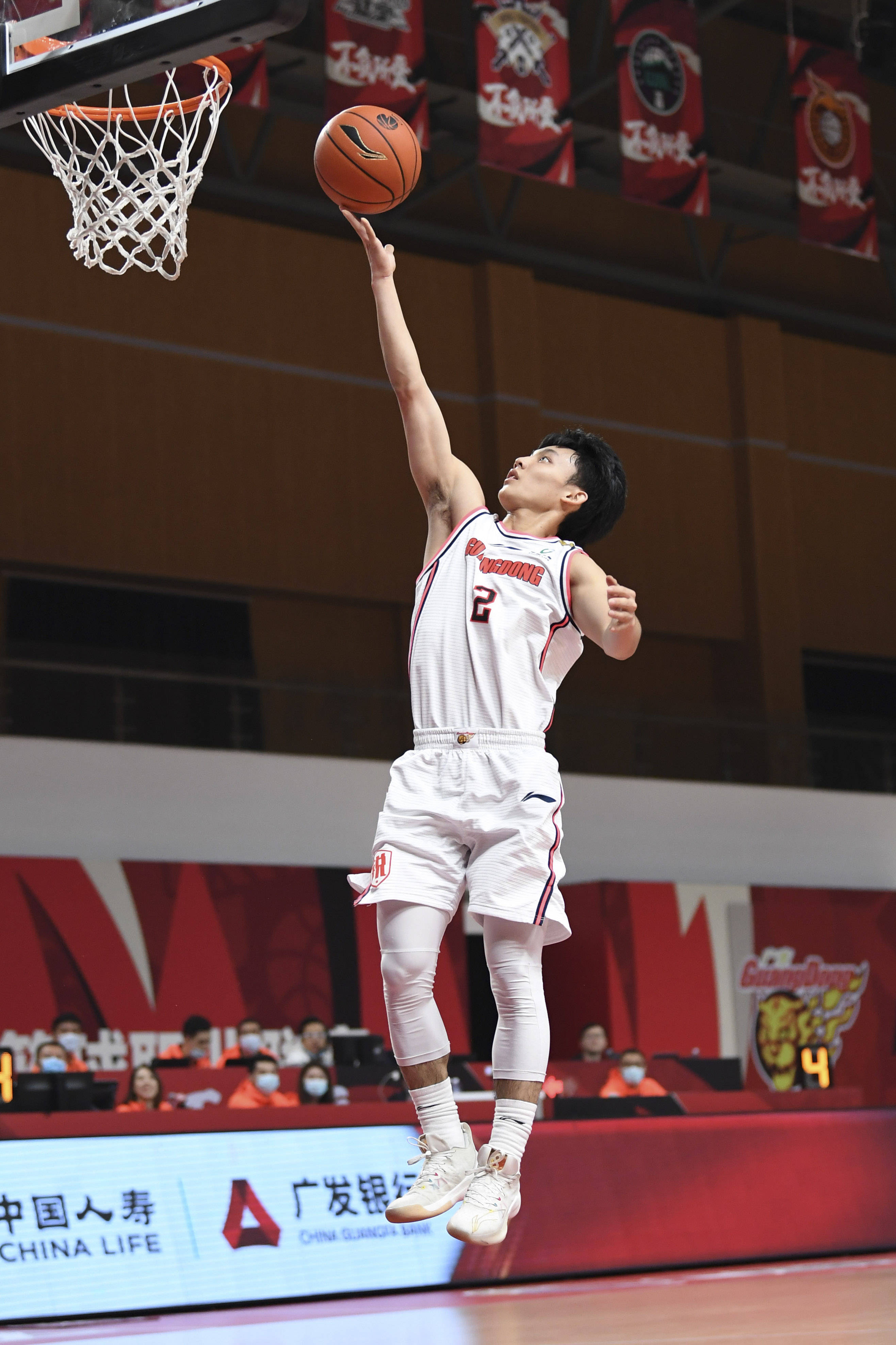 11月7日,广东东莞大益球员徐杰在比赛中上篮