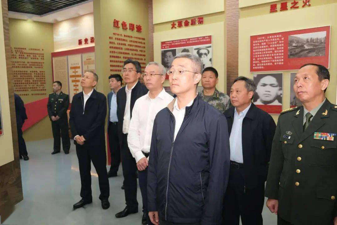 胡海峰,吴晓东,虞红鸣,陈瑞商,李锋等走进军分区军史陈列室,详细了解