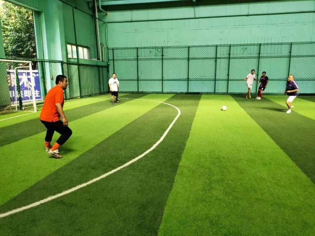 战比赛参与人群:华中足球社成员活动地点:登峰体育公园足球场活动时间