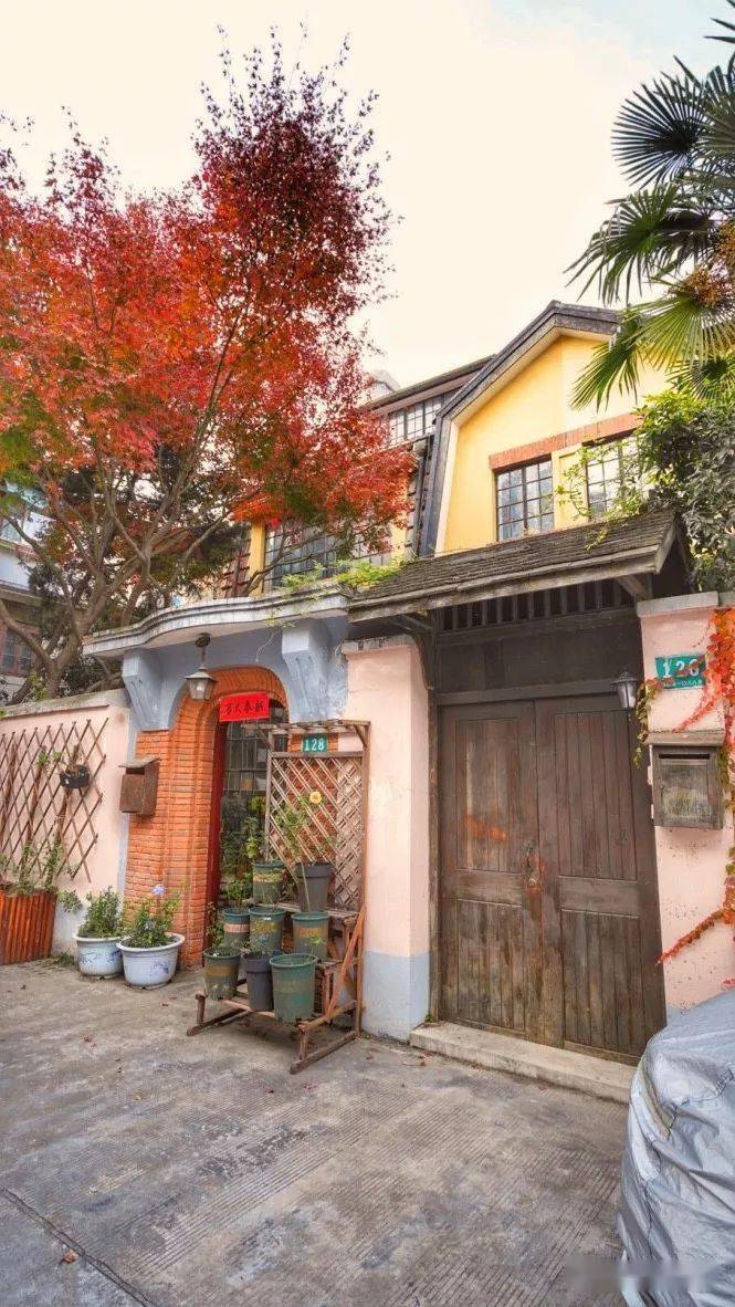 愚园路上宏业花园漂亮的整栋花园洋房80000元每月出租中可停两部车