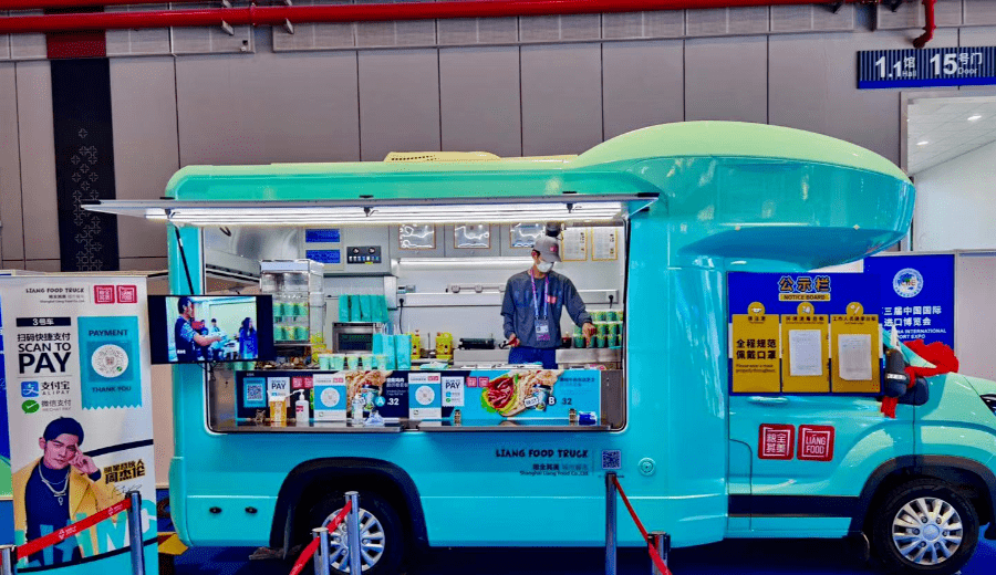 1馆食品及农产品展区内就有一辆青浦企业——粮全其美的流动餐车,几名