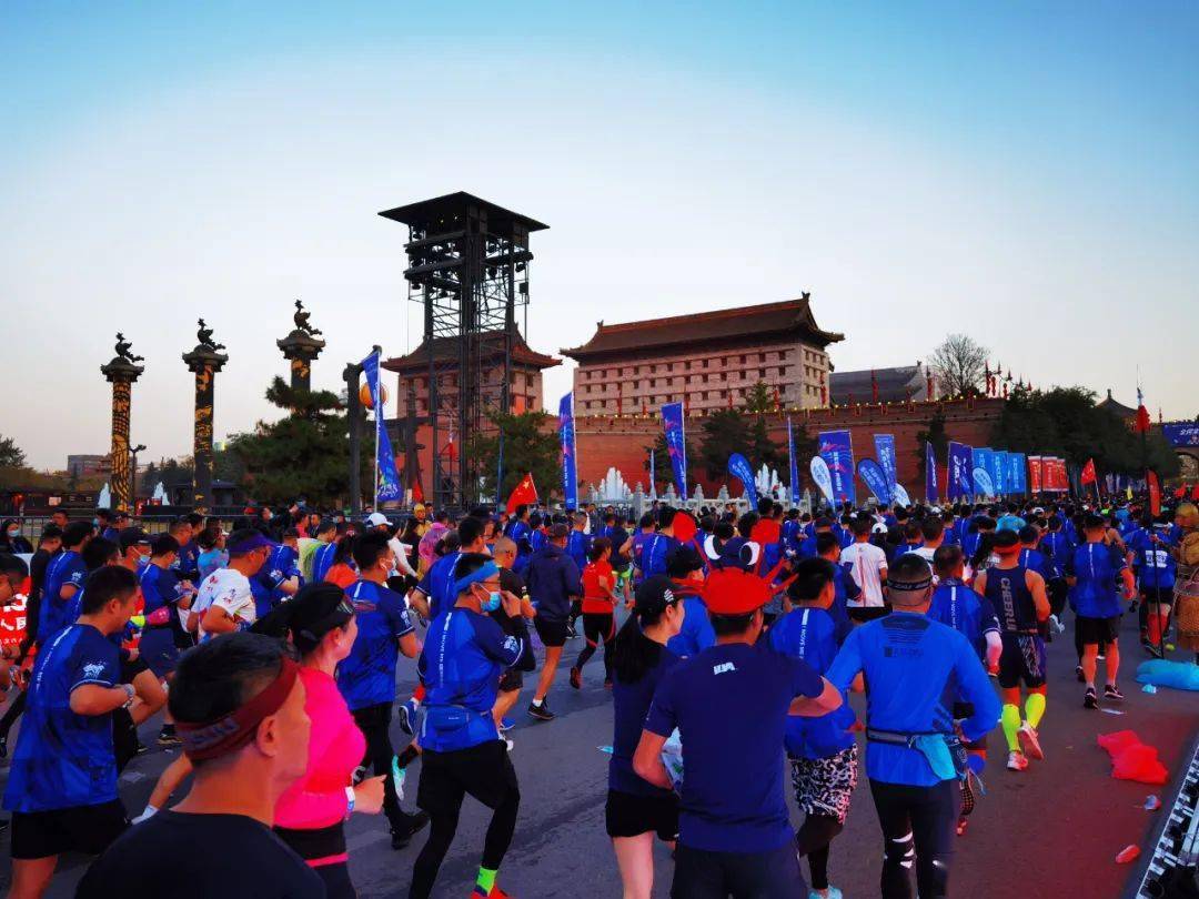 西安沸腾!冠亚军手拉手跑向终点,只因……_马拉松