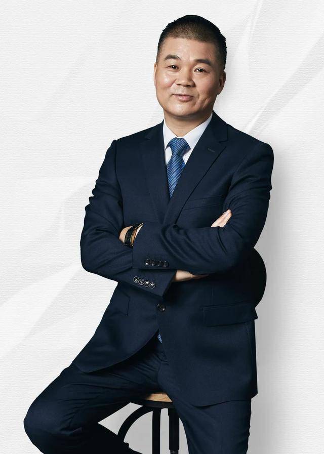 谢公晚：专心做好中国镜片_明月