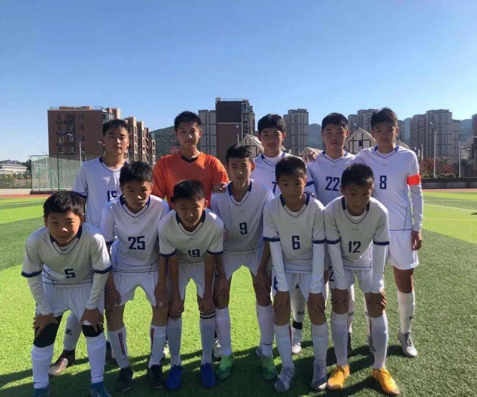 喜报——热烈庆贺济南甸柳一中足球队再夺冠军!