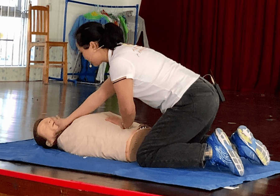 右手握空心拳,拳心向内按压于受害人的肚脐上两横指的位置,左手成掌捂