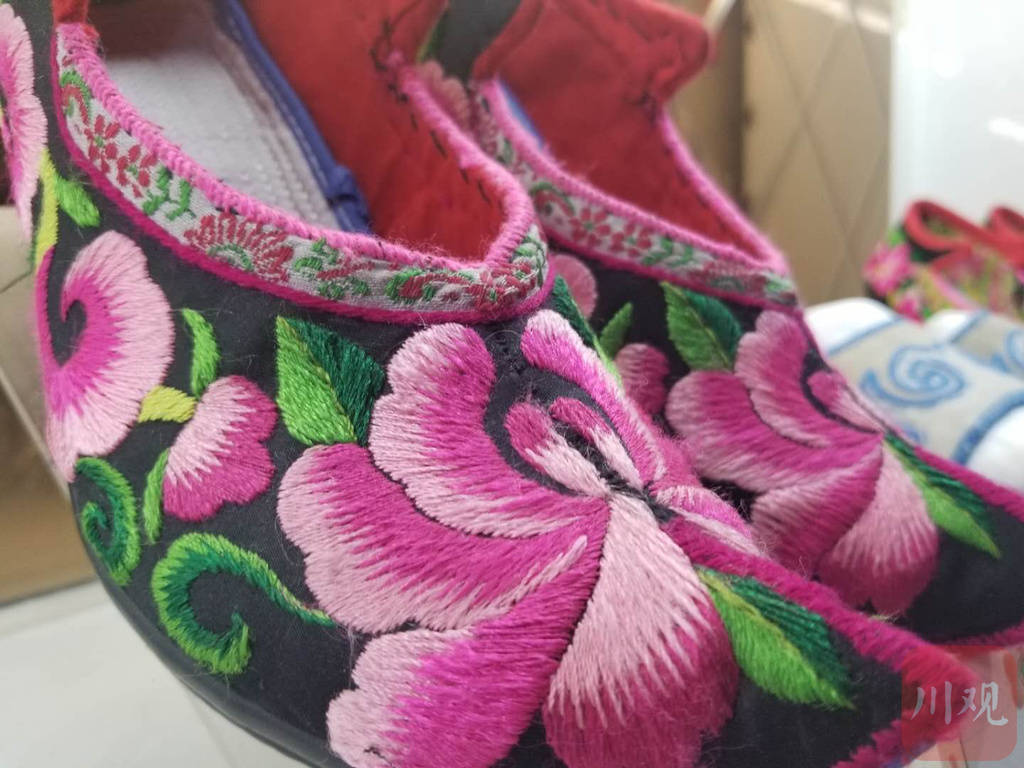 羌绣产品"云云鞋"
