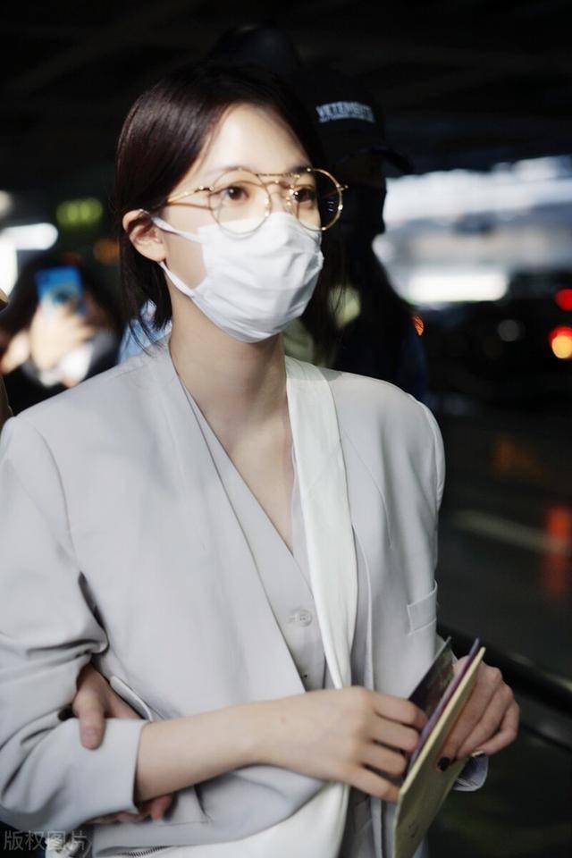 欧阳娜娜一袭白色西装现身机场面戴圆框眼镜超可爱