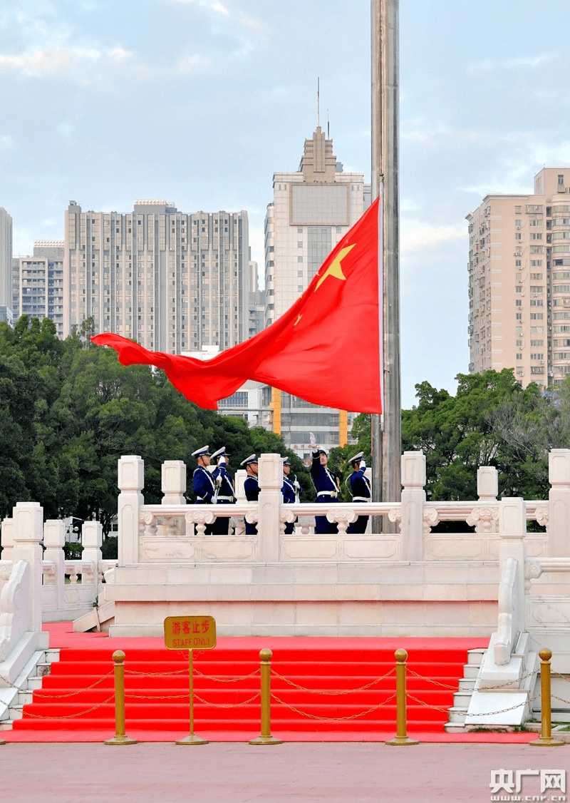 119消防日福建省消防救援总队举行升国旗暨重温入队誓词仪式