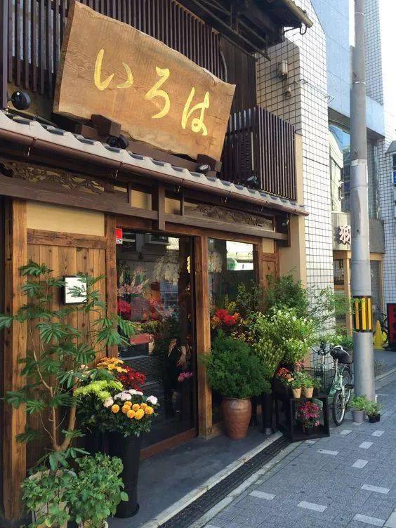 花店的设计招牌是很重要的,招牌最重要的是好记,不要设计不好记的招牌