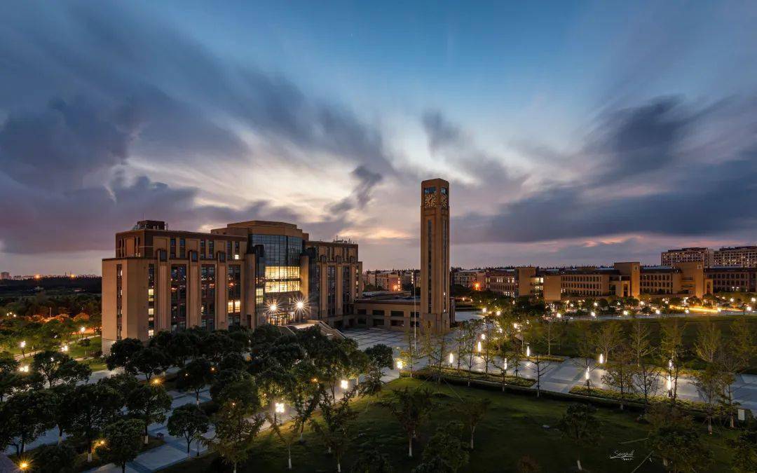 夜色下的临港大学城摇曳的青春