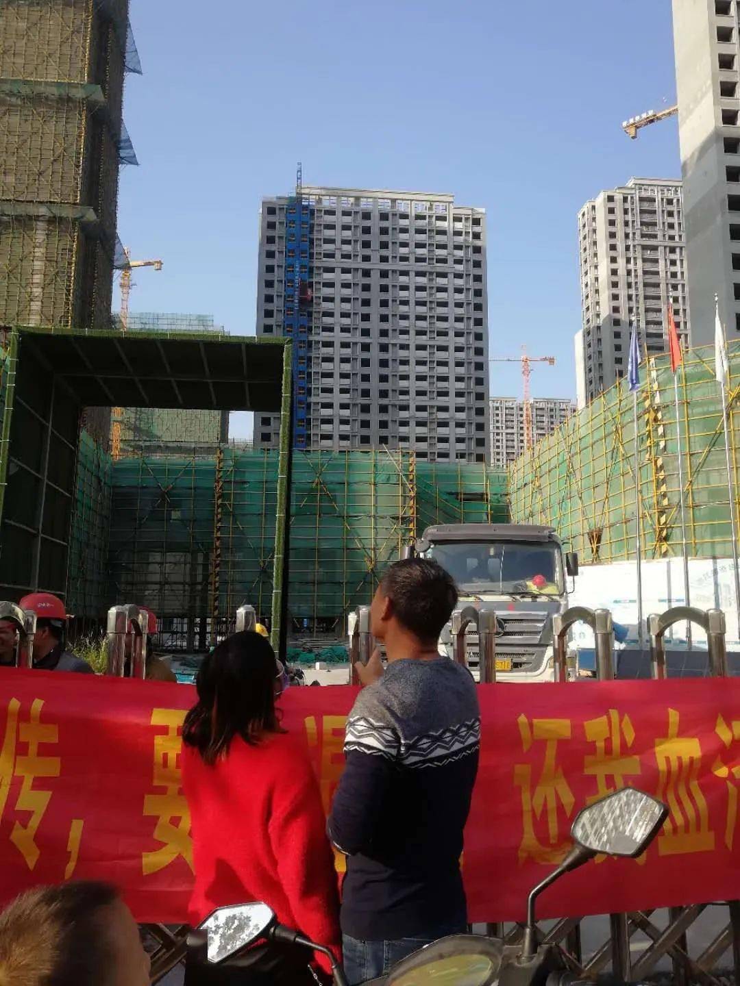 仪征某楼盘维权业主与开发商爆发激烈冲突!现场出现120急救车._仪妈