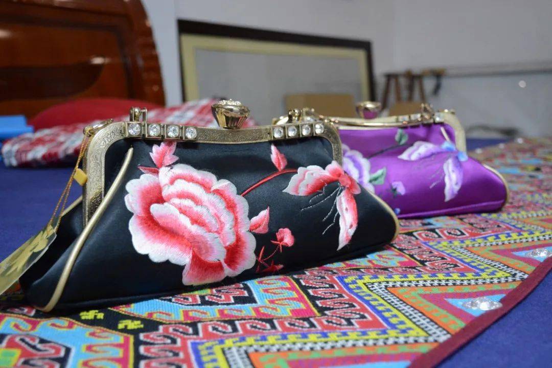 土家族刺绣产品.