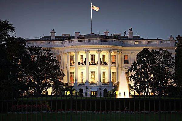 根据白宫规定,第一家庭可以任意布置他们的私人房间,包括总统办公室