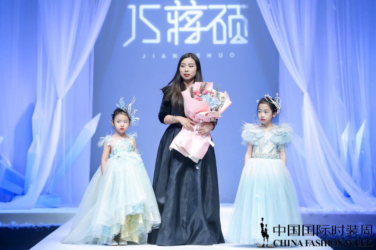 张莉童模再现中国国际时装周