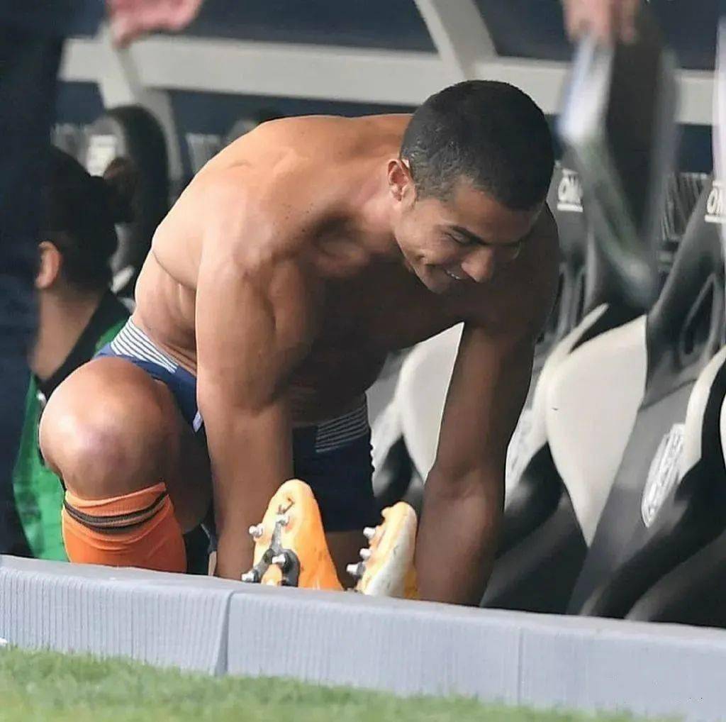 多希望他能穿慢点因为这腹肌和人鱼线简直太帅了根本看不够啊▼c罗是