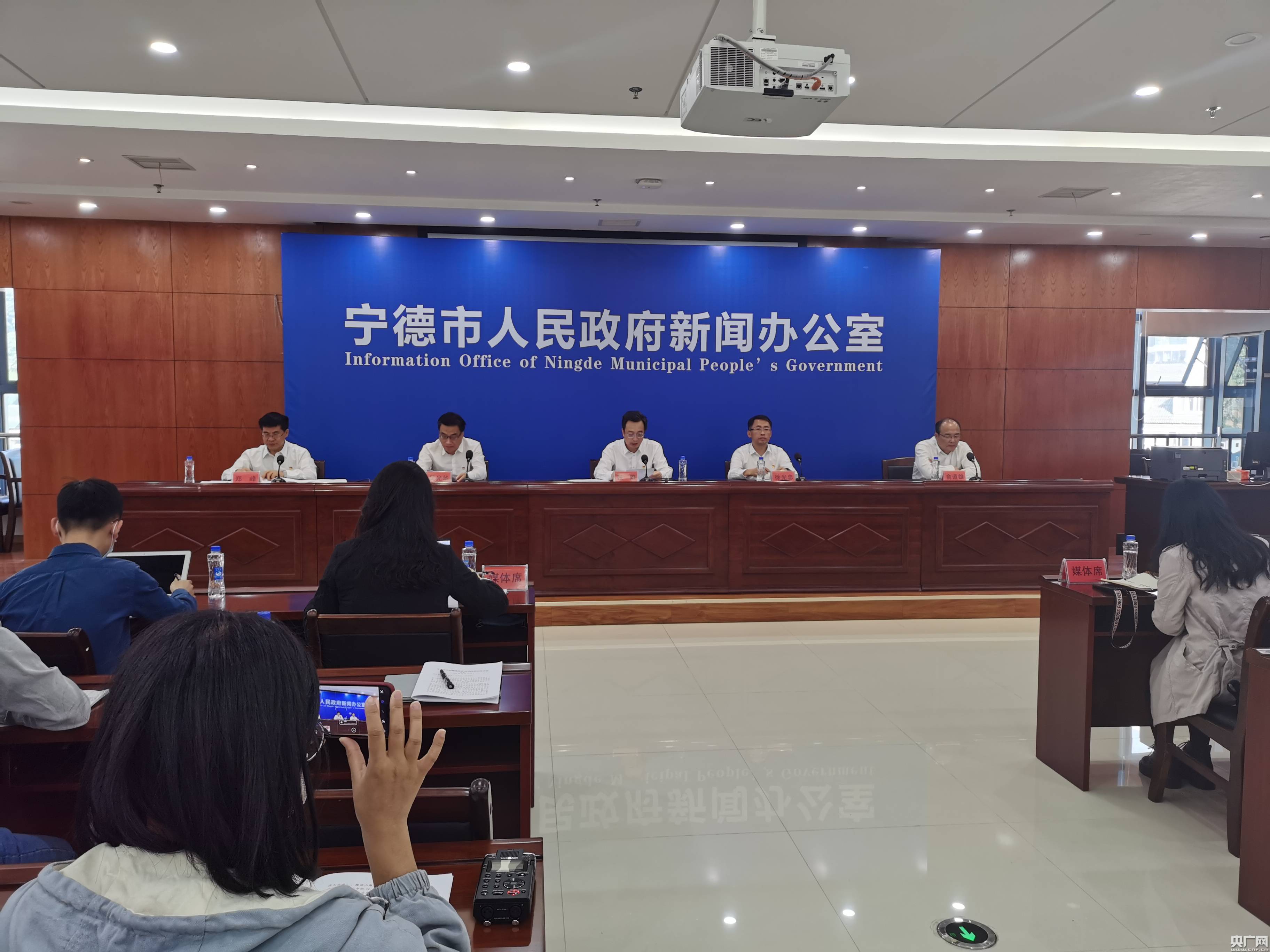 据宁德市人民政府秘书长张雄介绍,20年来,全市生产总值由2000年的202.