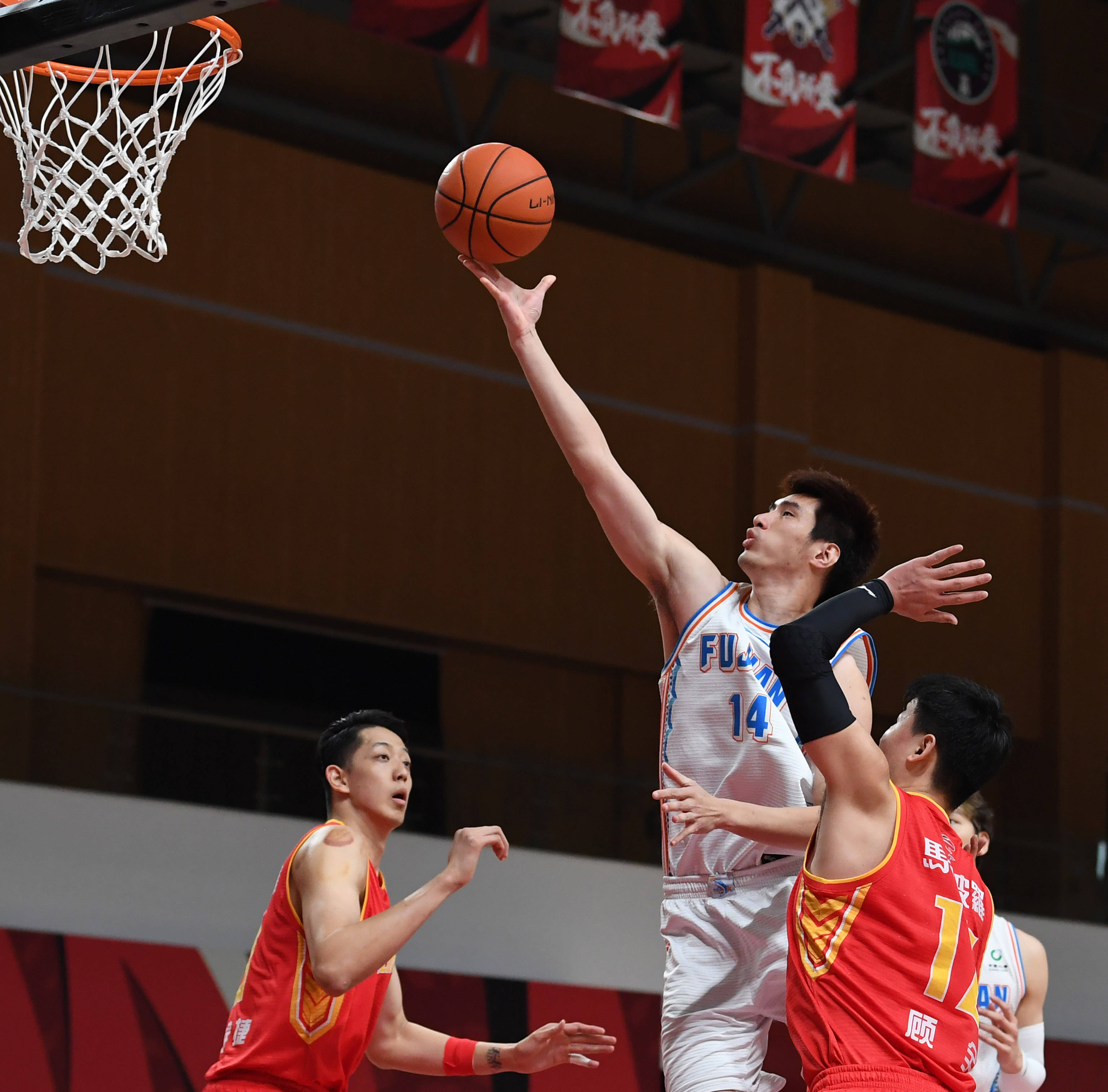 篮球cba第一阶段福建豹发力对阵深圳马可波罗