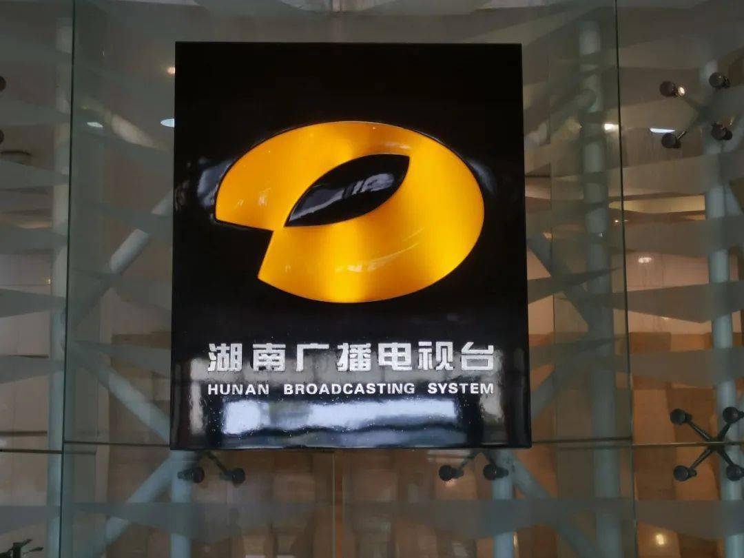 学友们很兴奋,在门口拍照,卫视标志前留影,演播厅里自拍,我也近距离地