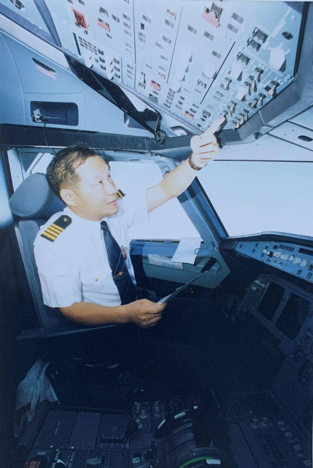 东航五星机长王怀宝从歼6到空客a320续写蓝天新篇章