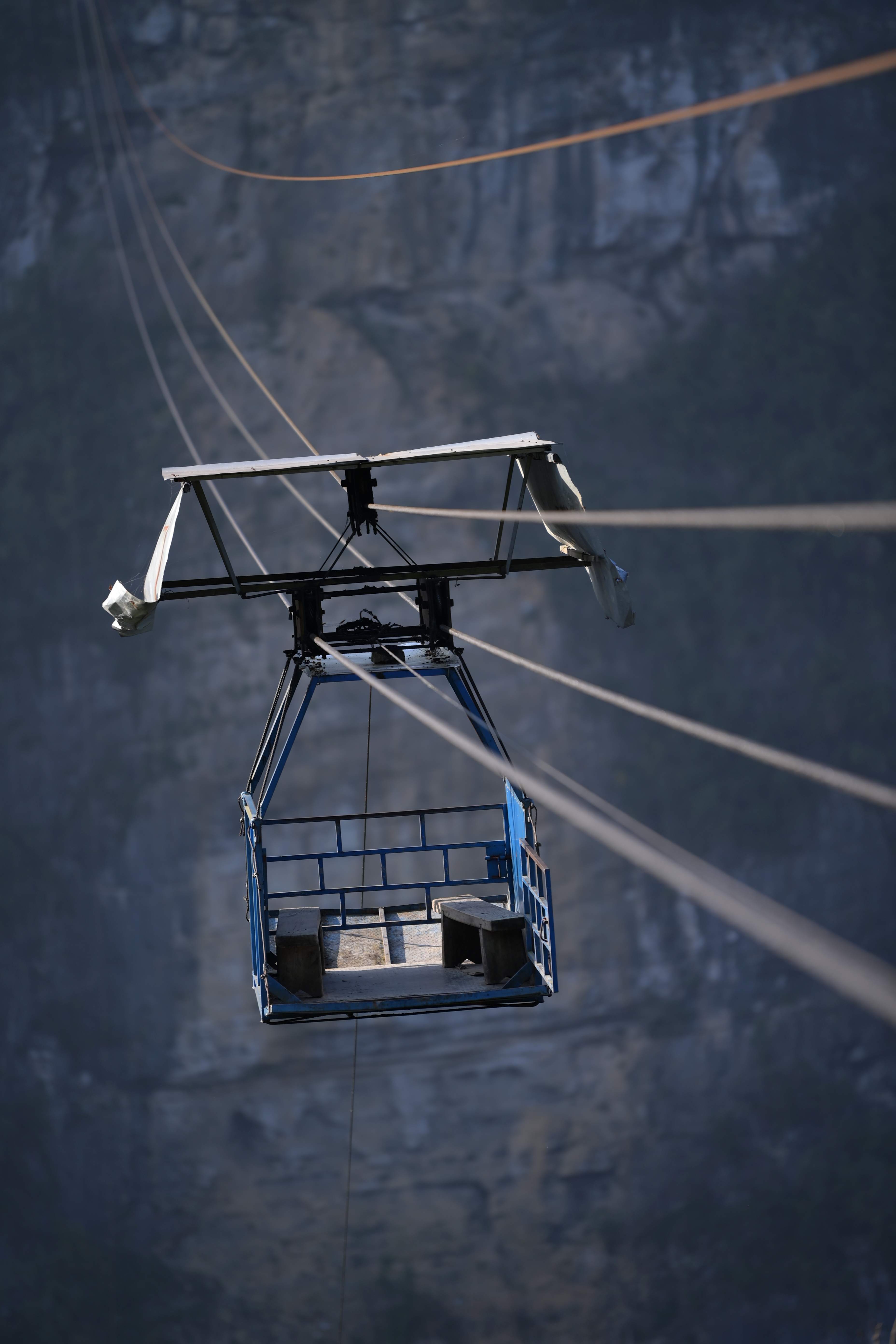 的湖北省鹤峰县铁炉白族乡渔山村村民曾经的出山工具——索道"铁篮子"