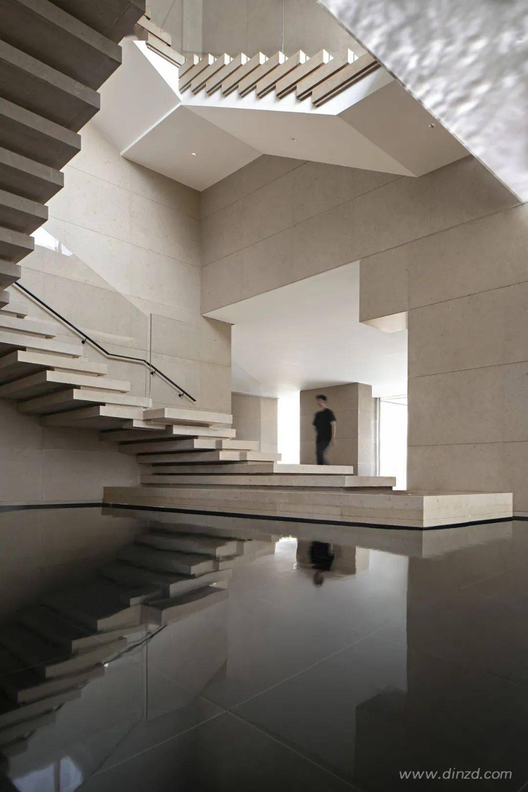 其次,室内将原本封闭的电梯厅打开,以电梯,楼梯两项交通,串联起参观的