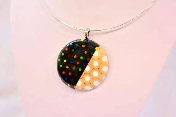 一堆铅笔头被珠宝设计师当做宝贝做成精美的环保首饰