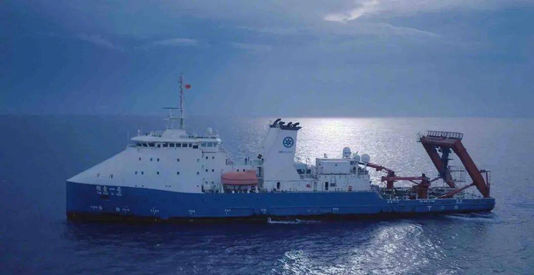 中国载人潜水器奋斗者号突破万米海深