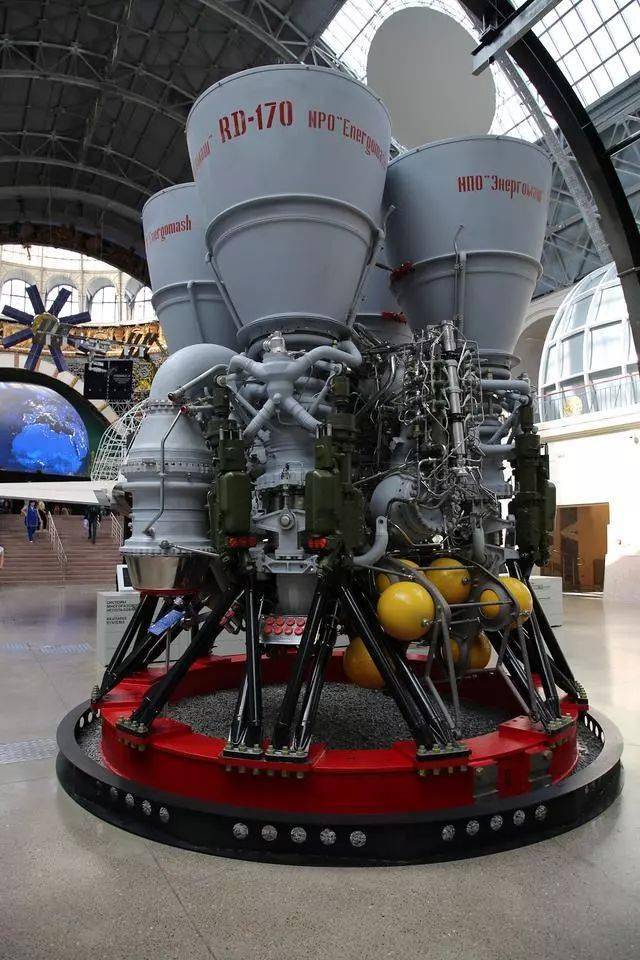 目前主流的火箭(导弹)发动机有两种形式: 液体火箭发动机和固体火箭
