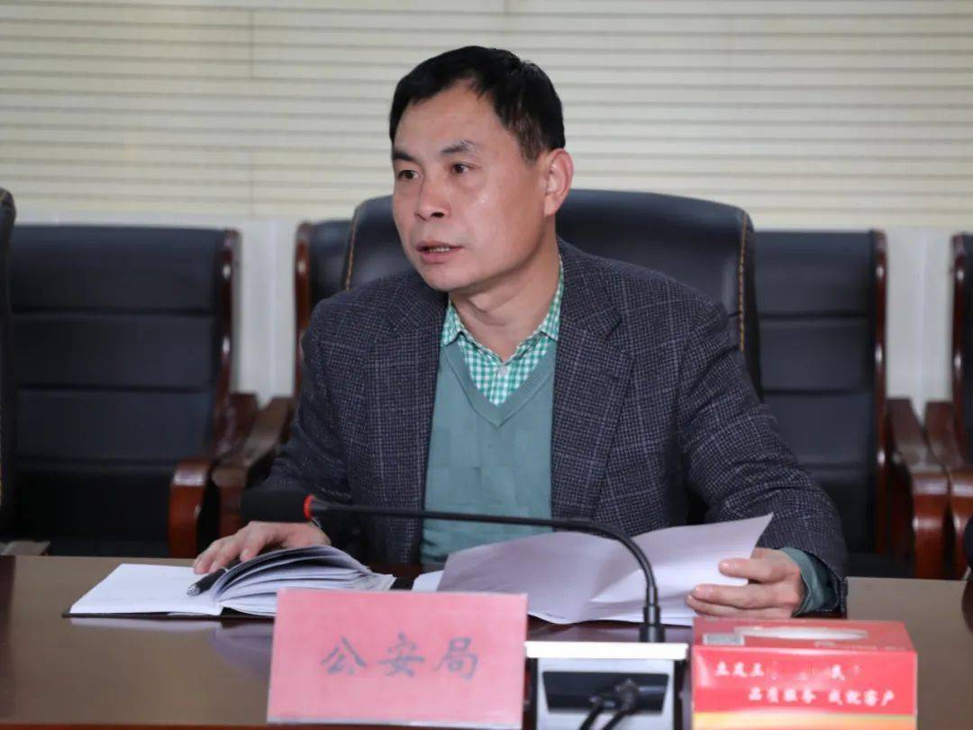 汇报工作11月12日,安泽县委常委,政府副县长王向辉召集清收农商银行