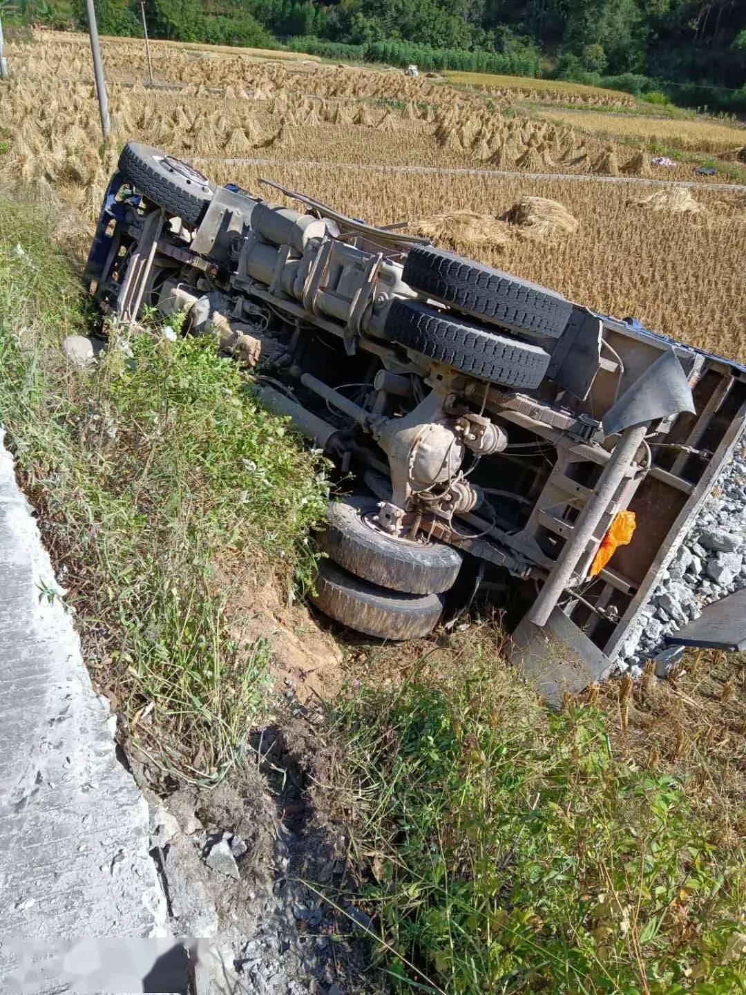 事发高村一台装满石头的大货车翻路下现场好紧要