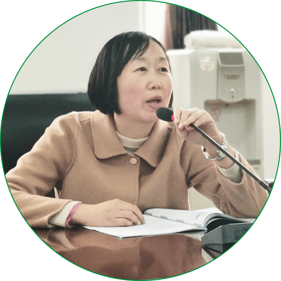 首先,九年级年级组长谢丹老师从家委会的组建与选拔