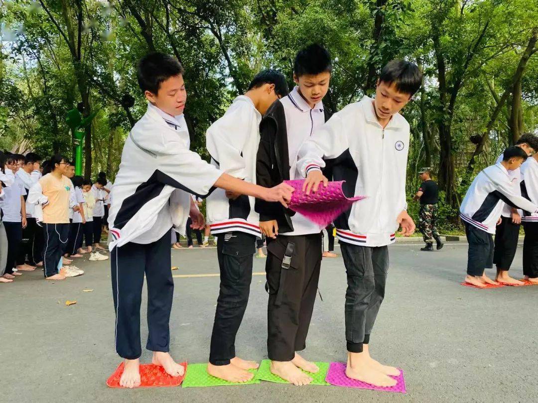 中学生赤脚活动图片