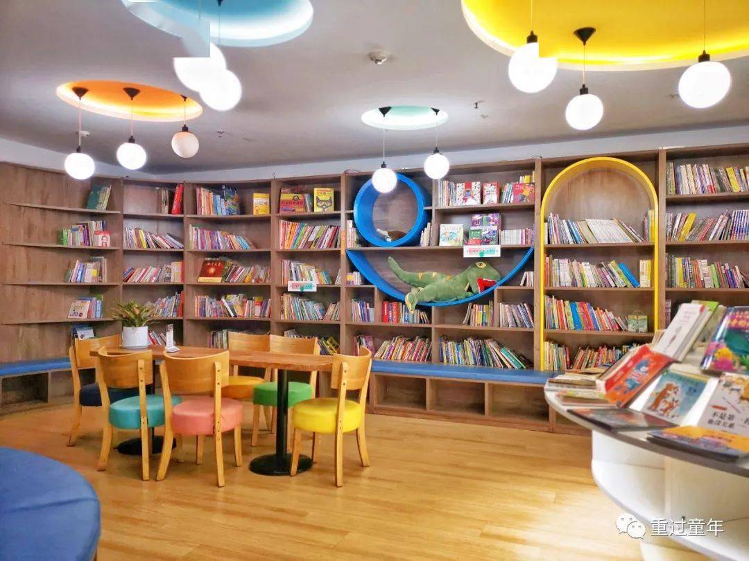 一楼则为儿童区,和大书店相比算小的,但在精品书店内算大的了.