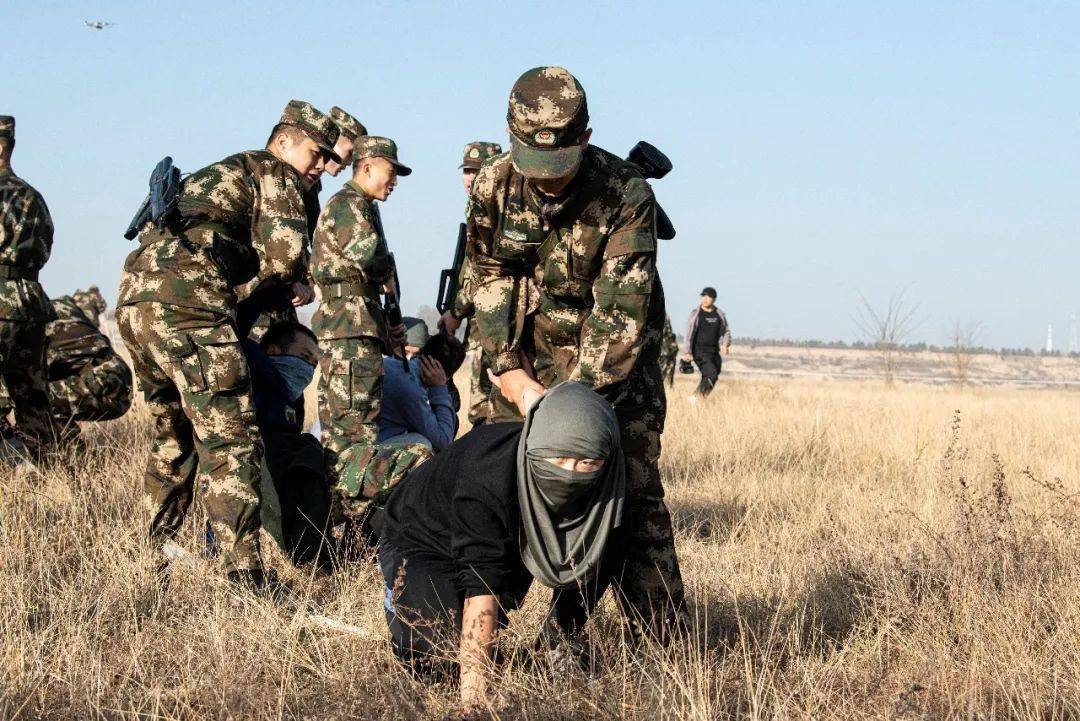 生们不畏天寒地冻,扛起旗帜,昂首阔步,顺利完成了遭遇敌特分子袭击