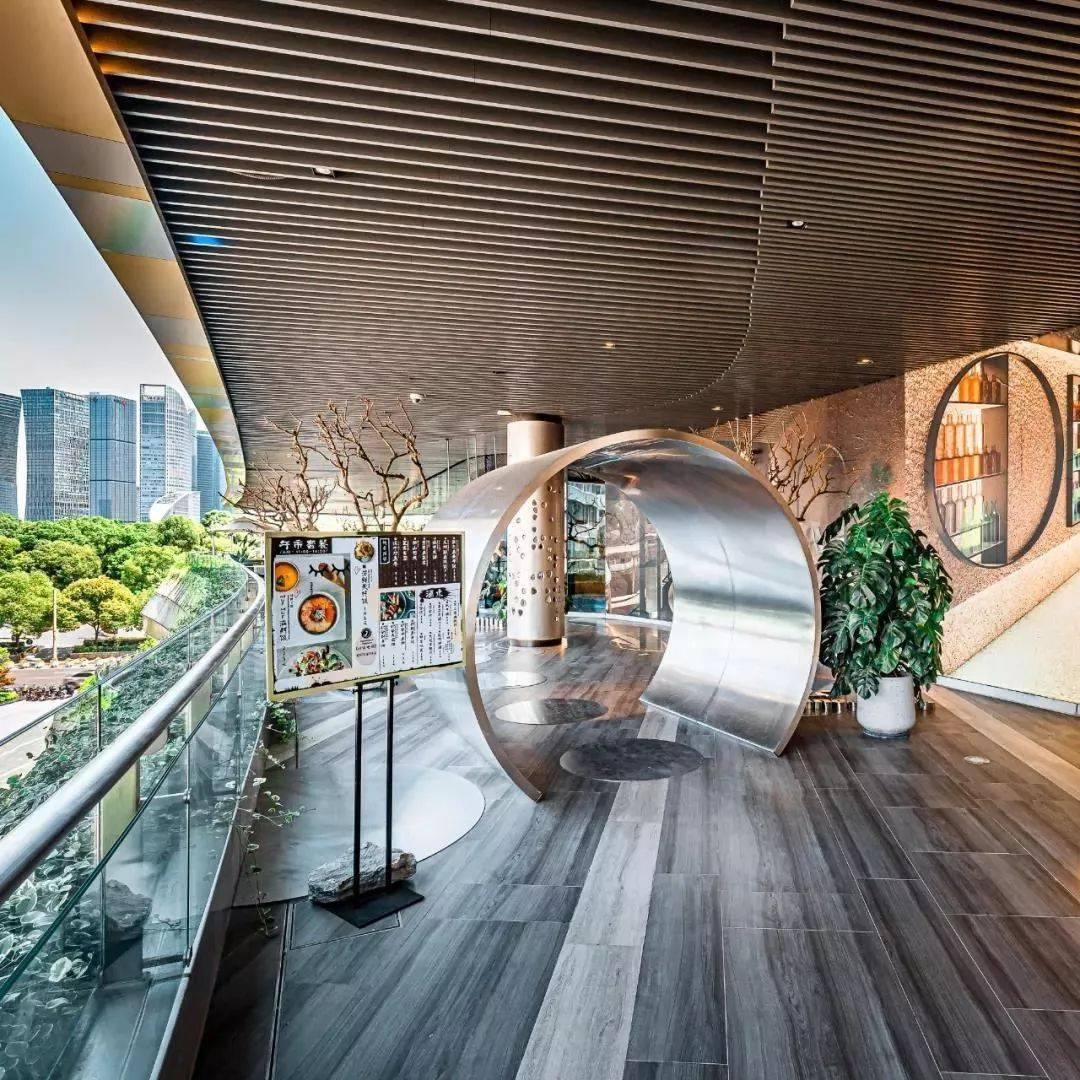 白玉兰广场不仅建筑高度是全市焦点,商场三楼mufmuf 漁味料理的露台也