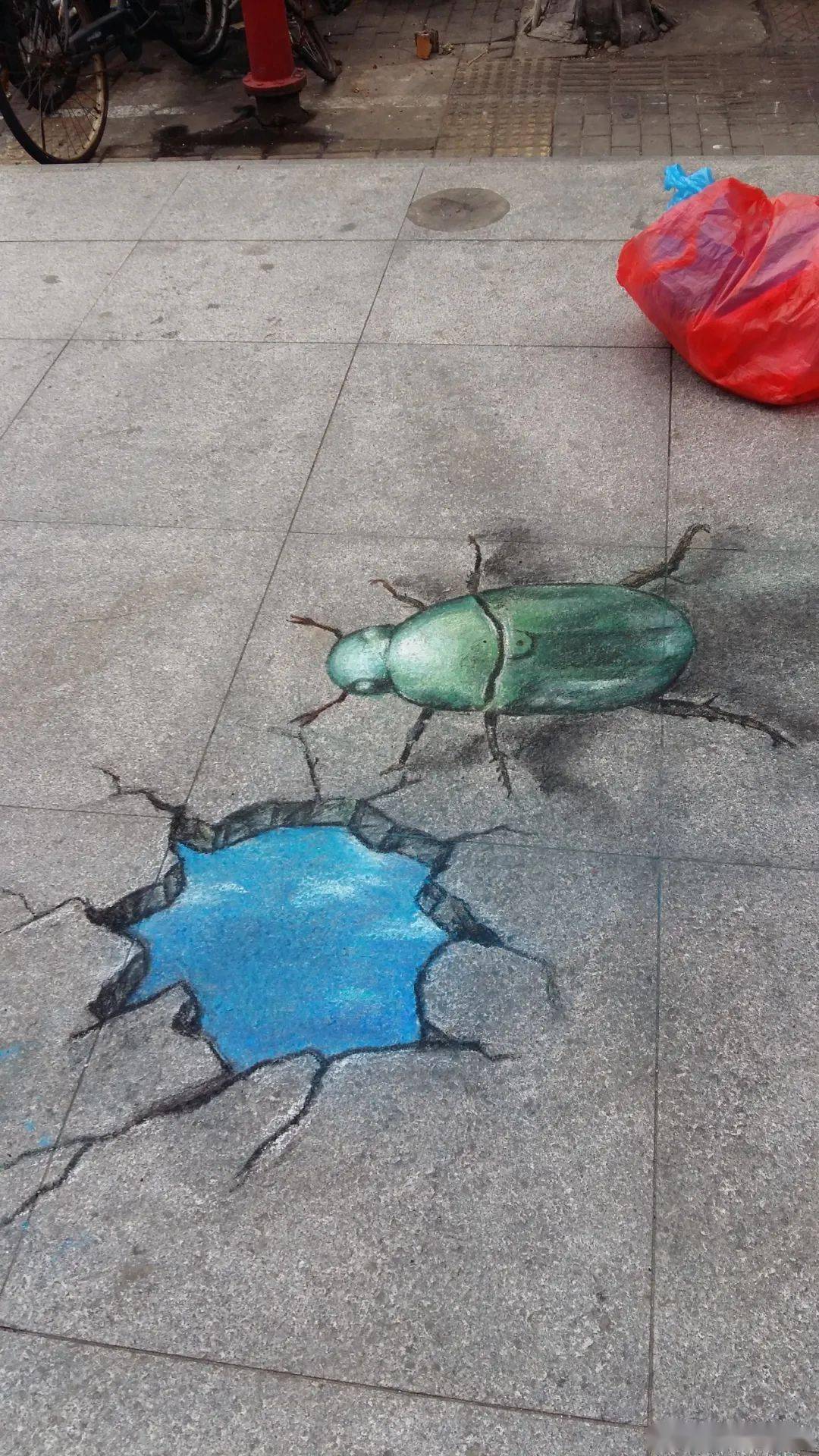 58岁老爷爷在北京中关村的水泥地上画蒙娜丽莎,央视为他开了整整9小时