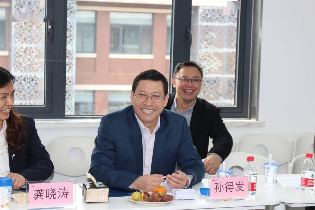 参观过后,新希望联合创始人李巍女士与研究生们开展了一场座谈会,学生