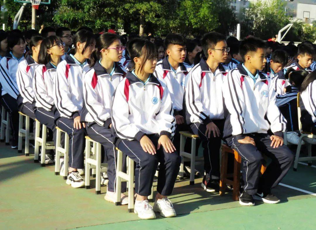 信宜这间中学隆重举行颁奖大会,快看有你家孩子吗?