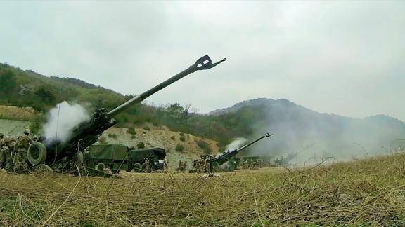 美军榴弹炮发射阵地 炮兵连续装填击发