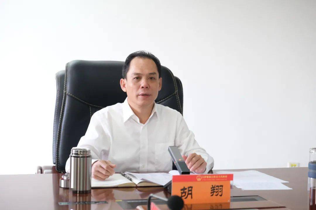 县政府副县长何方长出席.胡翔主持召开重点项目推进会