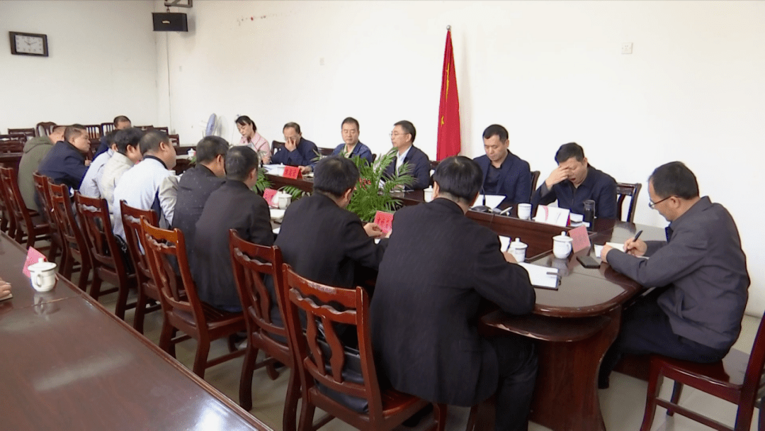 县长赵大建主持会议,县领导陈高宏,陈进财,江晖,卢常传,王春莲参加