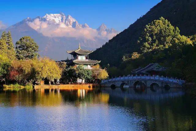 黑龍潭公園位於麗江古城北象山腳下,步行的話可從麗江古城大水車沿