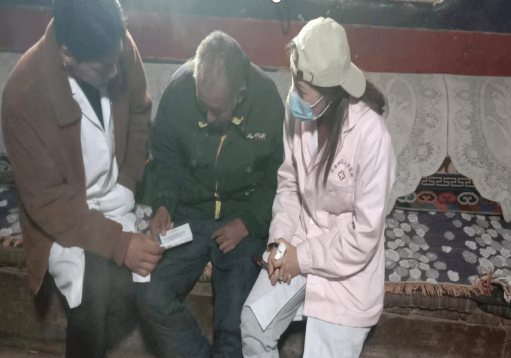 索县西昌乡医疗志愿服务队走村入户开展家庭医生签约服务活动