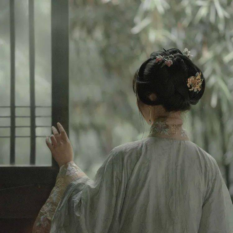 唯美意境古风女生头像| 劝伊好向红窗醉 须莫及 落花时