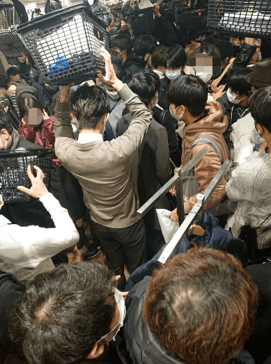 孩子的哭鬧聲,迴盪在名古屋某家優衣庫店鋪的上空,場面一度有些混亂