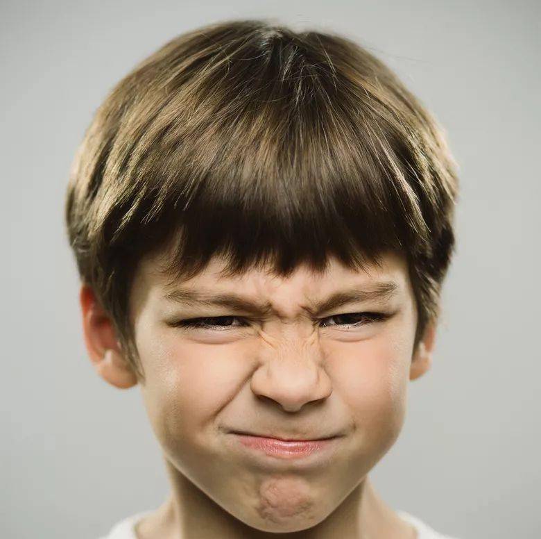 孩子总是挤眉弄眼要警惕可能是抽动症
