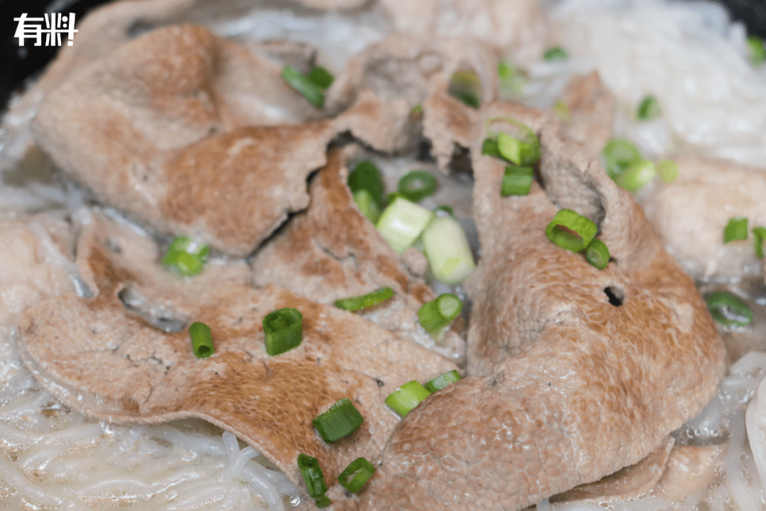 不死心的我又点了猪肝瘦肉米粉,"文胸粉"的猪肝片是出了名的又大片又